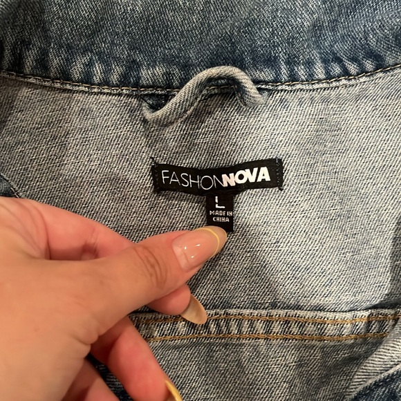 Fashion Nova Cropped Denim Jacket with Zipper Sleeves - Picture 4 of 5